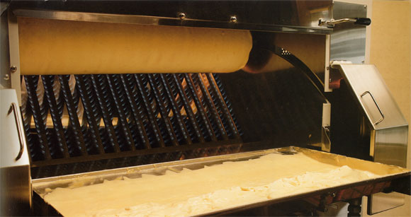 チロリアのバウムクーヘンを美味しく仕上げる「直火焼き」一本焼きオーブン